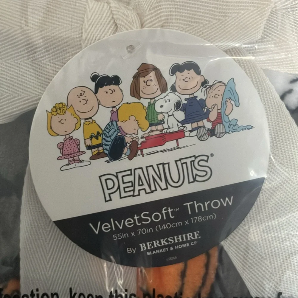NWT-BERKSHIRE- Peanuts- Snoopy- Halloween- Gray VelvetSoft Blanket 55x70 👻🎃🦇